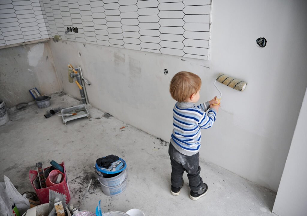 mignon-garcon-peignant-les-murs-pendant-reparation-a-bruxelles